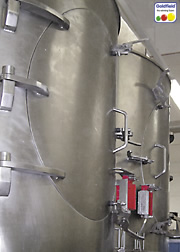 Der Pharma-Hochleistungs-Mischer aus Edelstahl hat eine Kapazit&auml;t von 5.000 kg und l&auml;uft vollautomatisch.