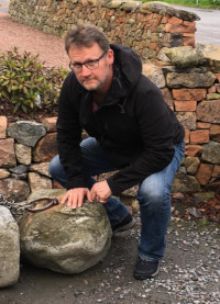 Thomas Klose vor Steinen